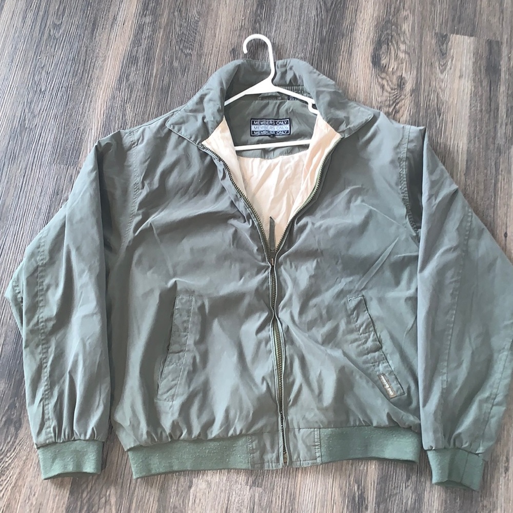 Medium Members Only jacket.  85 % polyester/nylon very soft! CLEAN ex cond.